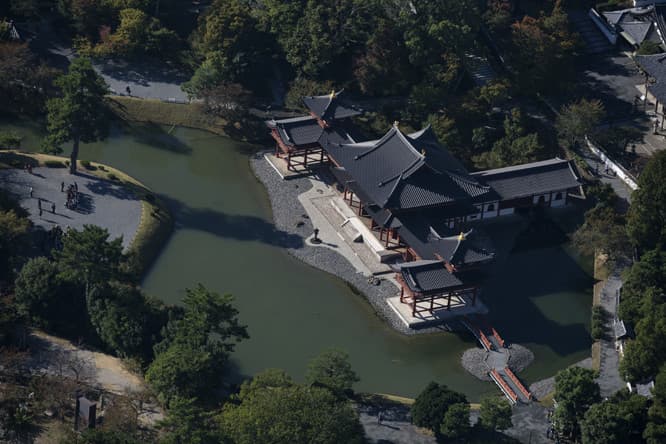 空から見た〈平等院 鳳凰堂〉。阿字池との関係がよくわかる。