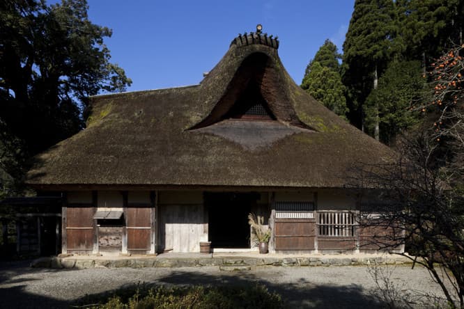 どっしりとした巨象のような〈坪川家住宅〉（福井県坂井市）。移築ではなく、建てられた場所にそのままあり、32代当主が囲炉裏の火を絶やさずに大切に管理している。