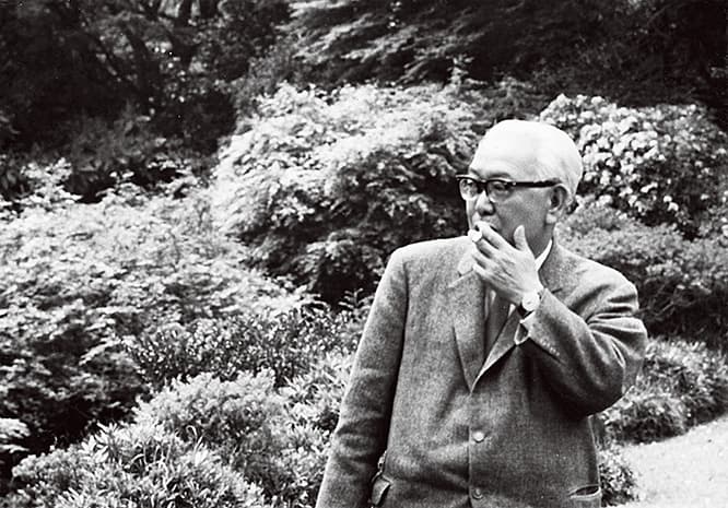 やまだまもる　1894〜1966。東京帝国大学在籍時に分離派建築会を結成。逓信省、復興局土木部を経て独立。曲面美を取り入れた個性的な形態の建築物を数多く設計した。代表作に〈東京中央電信局〉〈聖橋〉〈東京逓信病院〉〈東海大学湘南キャンパス〉〈長沢浄水場〉〈日本武道館〉など。
写真：山田家提供