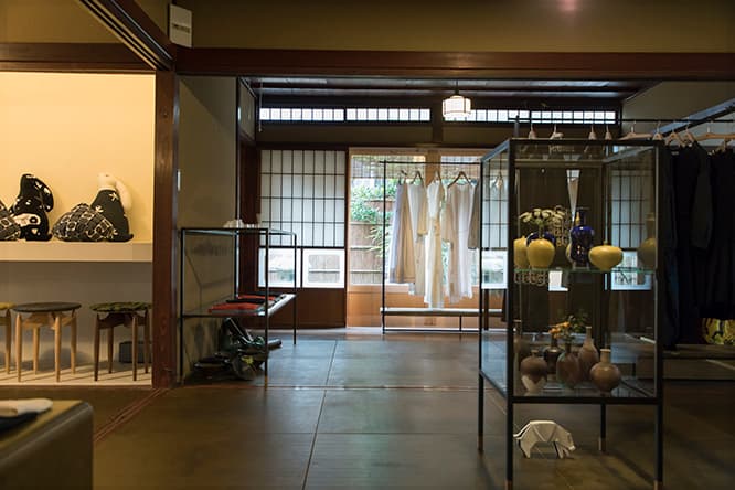 ガラスや障子を通して柔らかな光が入る店内。さまざまなラインのアイテムが点在する。