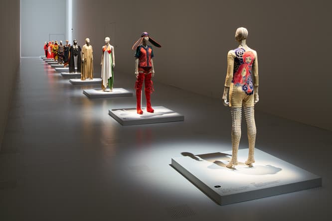 国立新美術館『MIYAKE ISSEY展: 三宅一生の仕事』展示風景　撮影：吉村昌也　〈グリッド・ボディ〉吉岡徳仁
