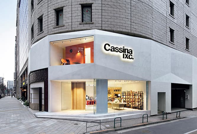 エントランスの重厚な石の扉も新設。