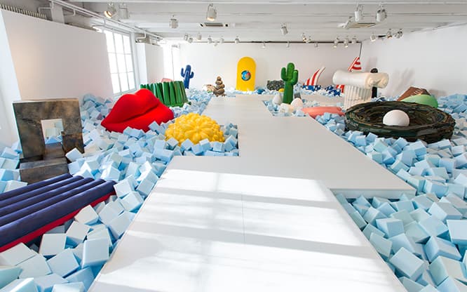 「Gufram ON THE ROCKS "50 YEARS OF DESIGN AGAINST THE TIDE"」会場風景。