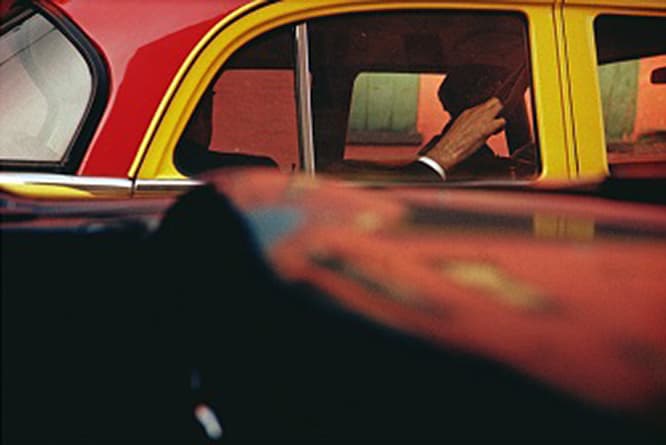 《タクシー》1957年 発色現像方式印画 ソール・ライター財団蔵　(c)Saul Leiter Estate
