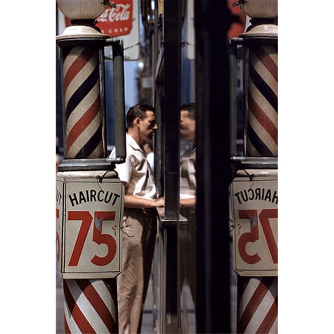 《散髪》 1956年 発色現像方式印画 ソール・ライター財団蔵　(c)Saul Leiter Estate