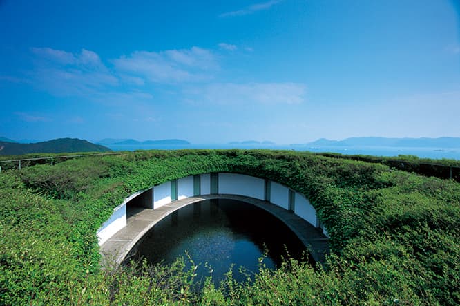 〈直島 ベネッセハウス オーバル〉（1995年、香川県直島町）。撮影：藤塚光政