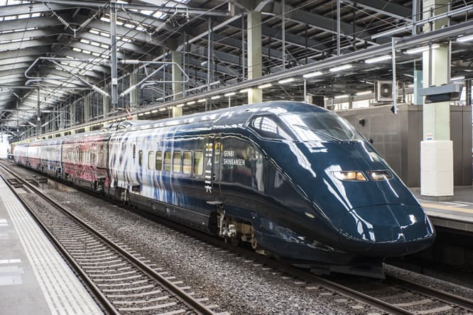 ホームに停車中の〈現美新幹線〉。ノーズはシックな色合い。