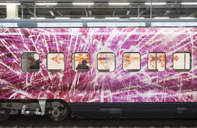 これが新幹線とは思えない派手なカラーリング。かなり気分が上がります。©mika ninagawa,Courtesy of Tomio Koyama Gallery