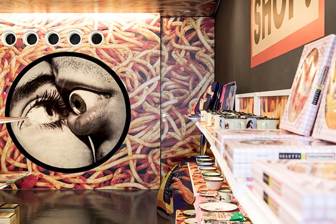〈ASPHODEL〉にて開催中の『TOILETPAPER』による「Love is More」より。1階にはショップがあり、TOILETPAPERのグッズを売っている。「モノも売っているけれど、僕たちはアイデアやコンセプトを売ってるんだ」。