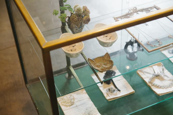 什器は白金店からのものも。丁寧につくられるアクセサリーブランドをいくつか取り揃える。