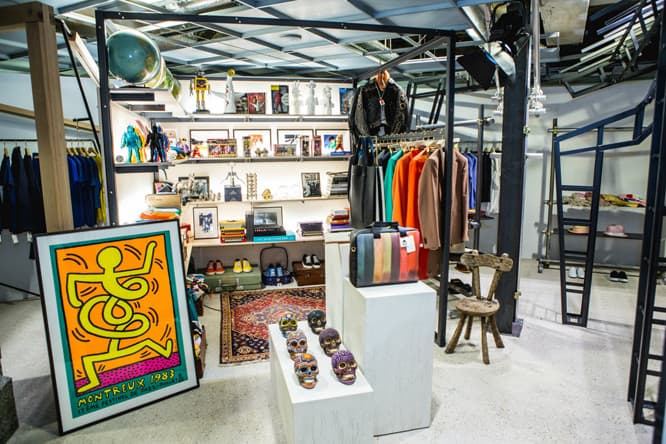 ロンドンの〈ドーバー・ストリート・マーケット〉店内にある3メートル四方のスペース。服のほか、ポールさんらしいガジェットが満載だ。