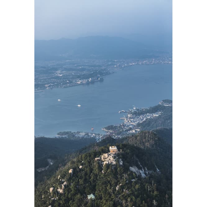 近作の一つ、〈宮島弥山展望台〉(広島県/2013年) 。 ©新建築社写真部