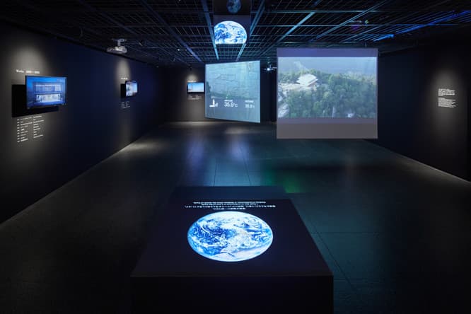 『三分一博志展「風、水、太陽」』会場風景。映像などで“動く素材”をどのように取り込んでいるのかを見せる。© Nacása &amp; Partners Inc.
