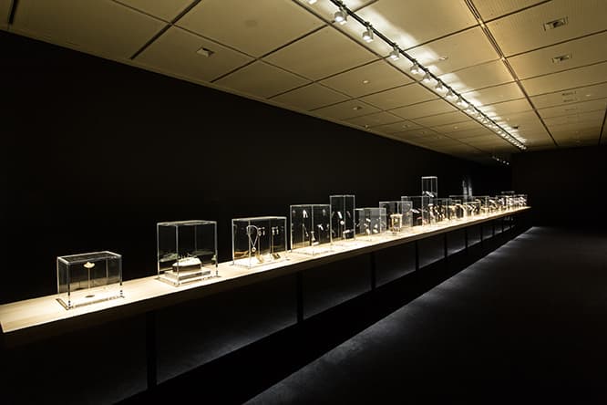 第1展示室・全景。ジュエリーの輝きを木の温もりあるテクスチャーが包み込む。