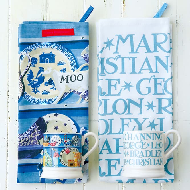 食器とお揃のティータオルも。左／《The Dresser》マグ3,500円、ティータオル1,500円、右／《Pale Blue Toast》マグ3,500円、ティータオル1,500円（以上RSVPバトラーズ TEL 03･6447･0571）。