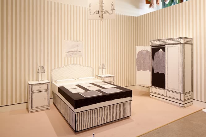 パリのホテルのベッドルームの再現。ここで初めての展示会を開いた。《The Hotel Bedroom》© Paul Smith Ltd.