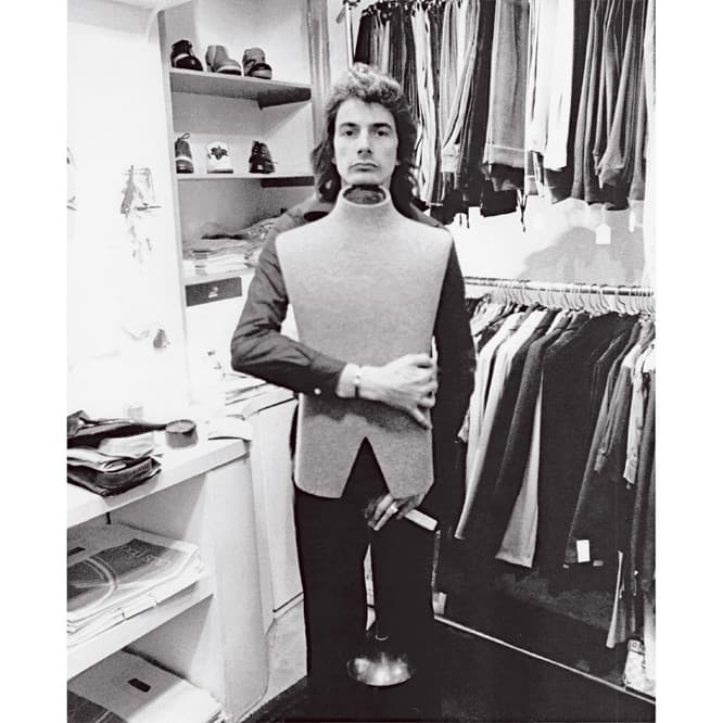 1970年代、ポール・スミス1号店でのポールさん。お茶目なのは昔から。《Paul in his First Shop》© Paul Smith Ltd.
