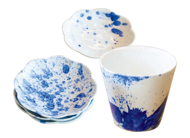 佐藤さん自ら絵付けを施したという〈有田400プロジェクト〉の器。この経験が絵本の着想につながった。