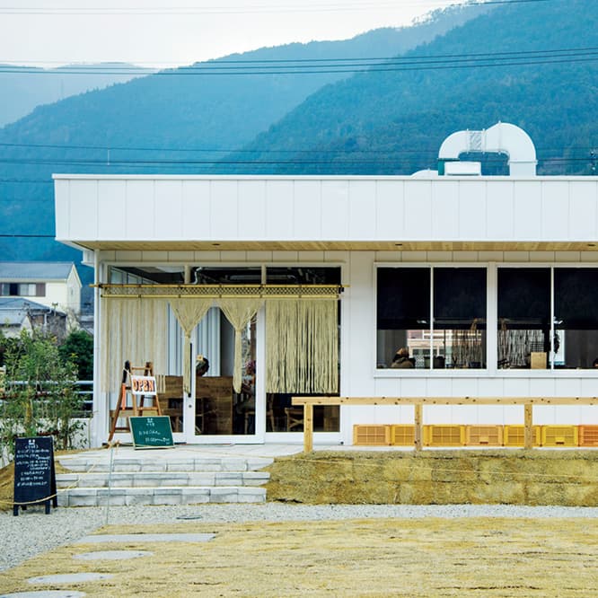 国道沿いに建つ白い建物。