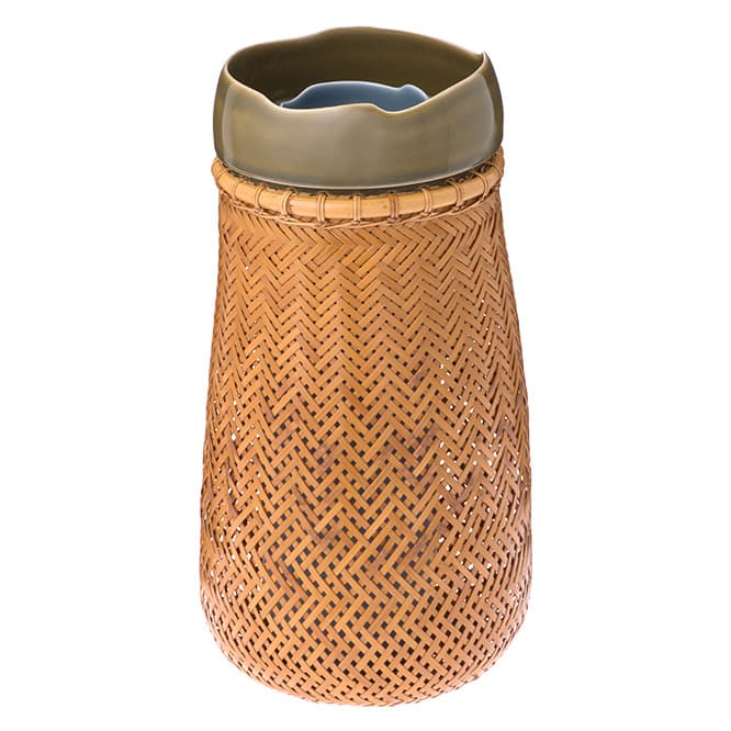 竹籠と陶器を組み合わせた、アバンギャルドな花器。