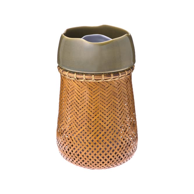 竹籠と陶器を組み合わせた、アバンギャルドな花器。