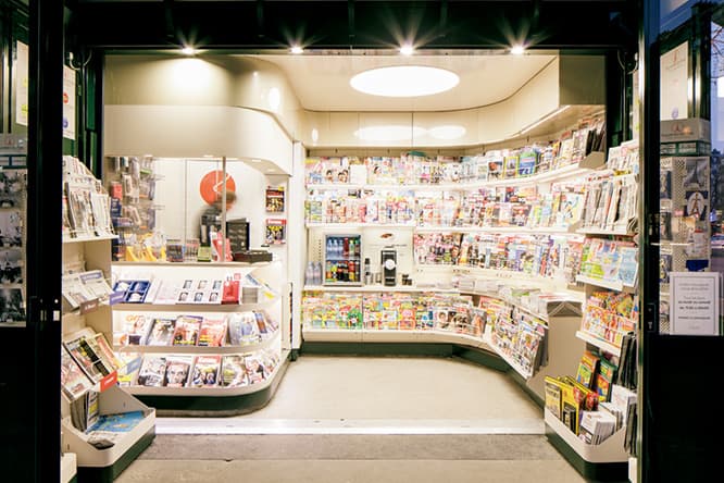 一目で雑誌が見渡せる新書籍棚はLED照明でより明るく広々とした印象に。