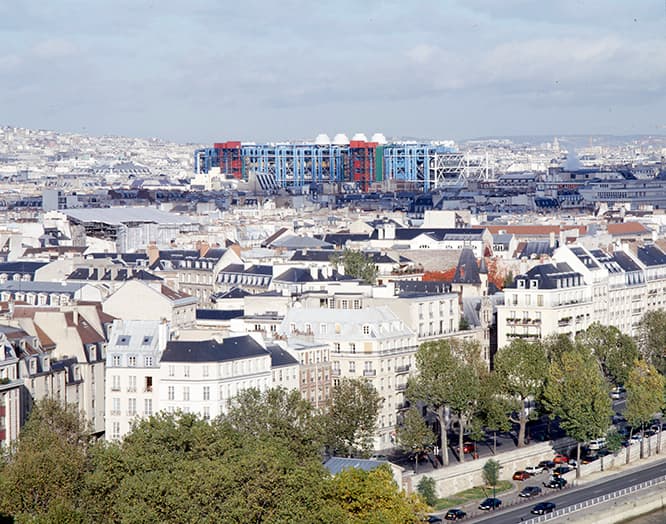 遠景。カラフルなパイプはやっぱり目立ちます。　（c）Centre Pompidou