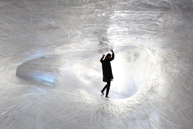 ヌーメン／フォー・ユース 「Tape Paris」(Palais de Tokyo / Inside, 20.10.14.-11.01.15.) (c) Numen/For Use