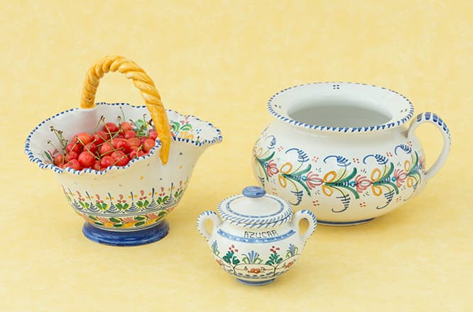 バスケット4,900円には旬のフルーツを盛りつけてますますラブリ〜に♡ シュガーポット1,300円、丸型ポット4,800円。