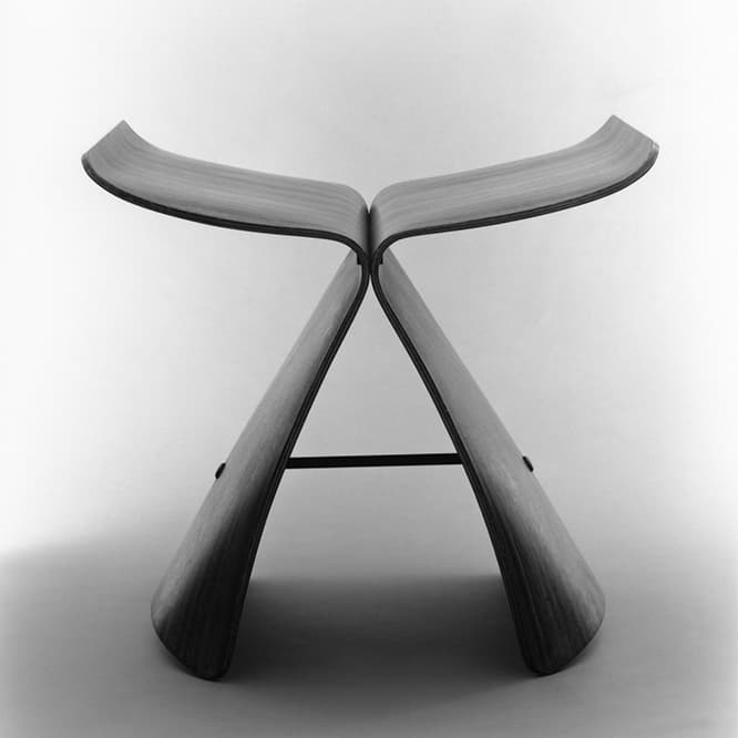 蝶が羽を広げるようなフォルムから、その名がつけられた《バタフライスツール》。(c) Yanagi Design Office