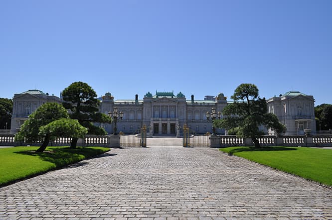 プリツカー賞授賞式典は毎年、その国を代表する建築物で行われる。ネオバロック様式の壮麗な洋館の〈迎賓館赤坂離宮〉は片山東熊が設計し、村野藤吾が改修した。
