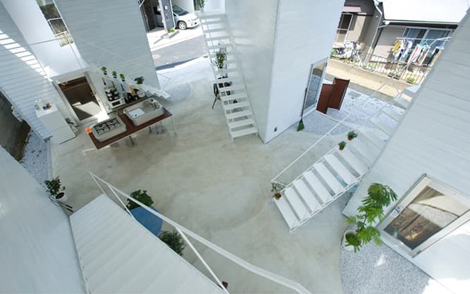 西田司＋中川エリカの〈横浜アパートメント〉実景。吹き抜けになった1階は出入りが自由。共同のキッチンもあり、ちょっとしたパーティもできる。　©Koichi Torimura