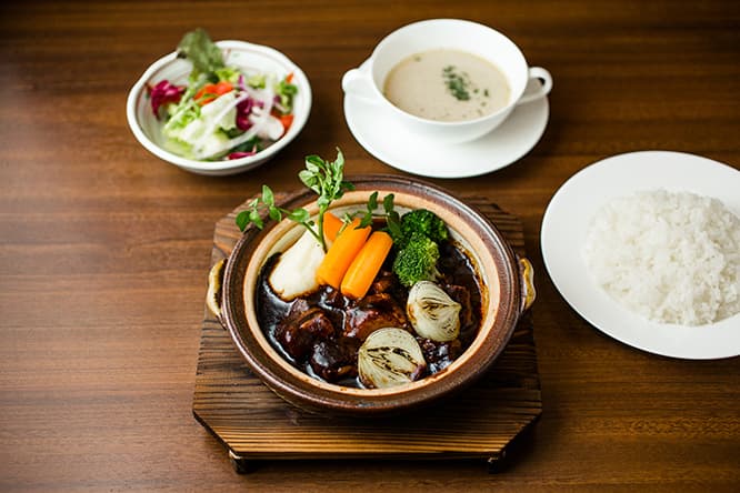 「ビーフスチュー」3,500円（ランチタイムは同価格でスープ、サラダ、ライス付き）。バラ肉を下処理する際に出た端肉や野菜を煮込んだデミグラスソースは濃厚な旨み。
