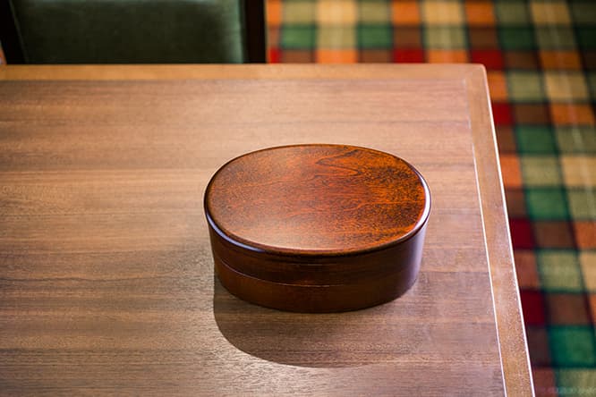 杉材をくり抜いて成形した木曽塗りのお弁当箱は特注品。