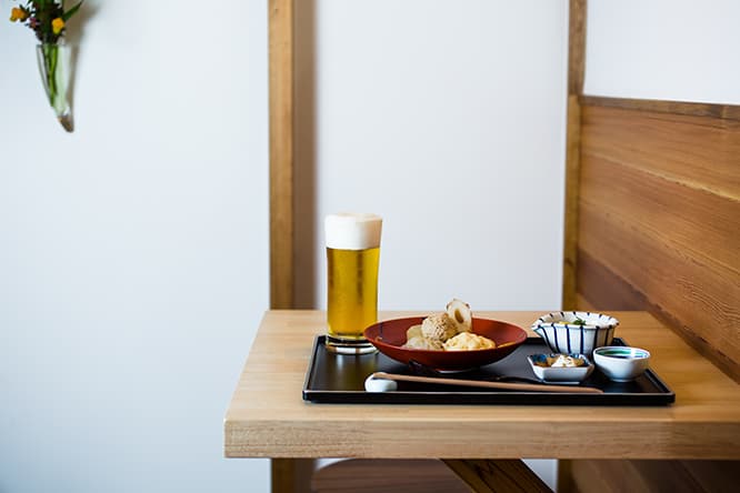 「夜の寄り道セット」1,500円。おでん3品（単品400円のなかからひとつ、単品250円のなかから二つ選択）、小鉢、ビールやワインなどアルコール1杯付き。