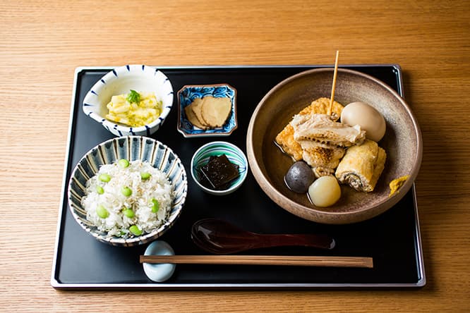 「寄り道おでん5品•炊き込みご飯セット」1,500円。好みのおでん3品、季節の炊き込みご飯、小鉢、いぶりがっこ付き。