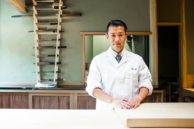 店主、黒木純。営業がある日は必ず、板場に立って包丁を握る。