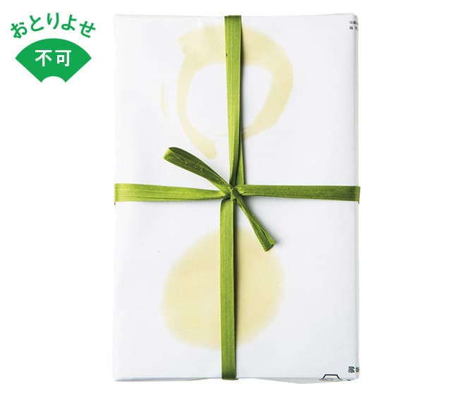 夏まで貯蔵する氷室の氷に見立てた、言われも味も京都らしい菓子。透明感があって、口当たり抜群。通常の「水無月」と違い、葛の中で小豆が数粒と控えめ。1個400円。