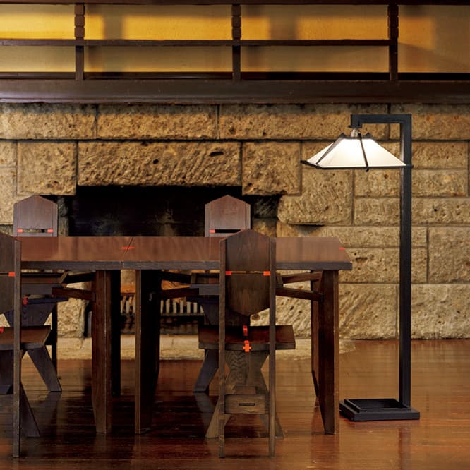 TALIESIN™1 FLOOR
ウィスコンシン州スプリング・グリーンのご自邸用照明にブラック仕様が登場ですの。フロア132,000円。