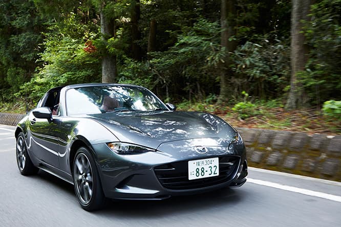 初夏の風はまさにオープンカーにうってつけ。新緑がボディに映り込んだ姿も美しい。
