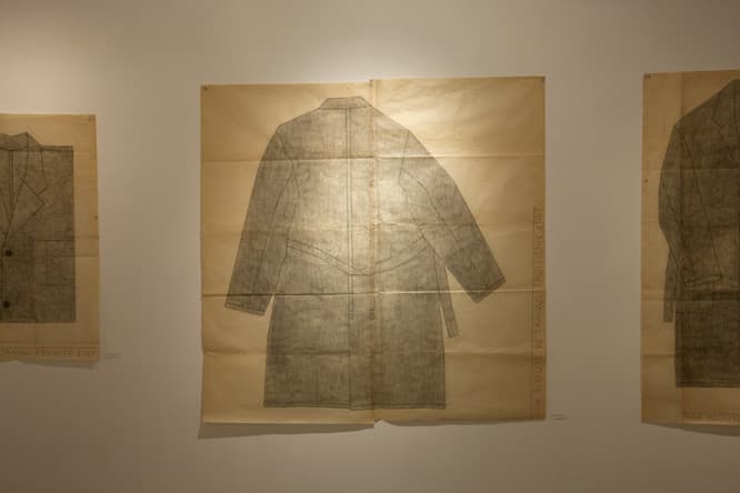 蚤の市で購入した作業着コートを描いた作品《MA BLOUSE DE TRAVAIL》。年月を感じさせる紙に描かれている。