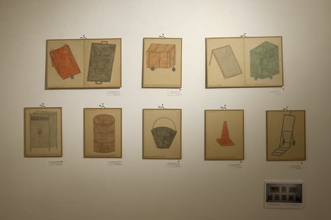 両面にオブジェが描かれた、少し小さめの作品も。