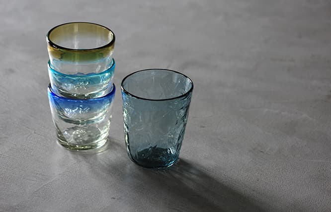 左が平岩愛子のチョコグラス各2,100円。右が小野田郁子のアイスカットグラス2,800円
