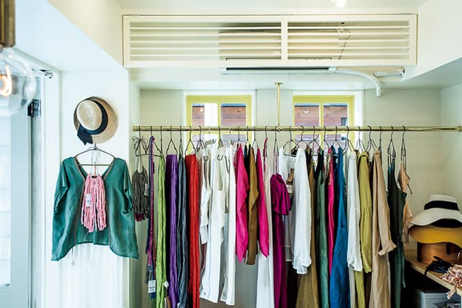 毎月コンセプトを決めて、すべての衣服を入れ替えるラック。