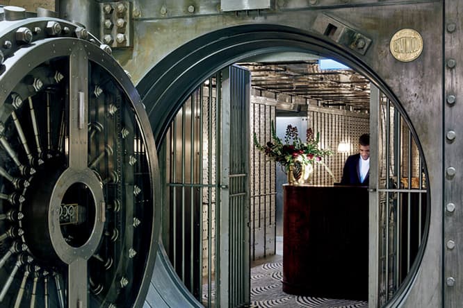 映画『007』にも使われた金庫室内はメンバーズバーに。