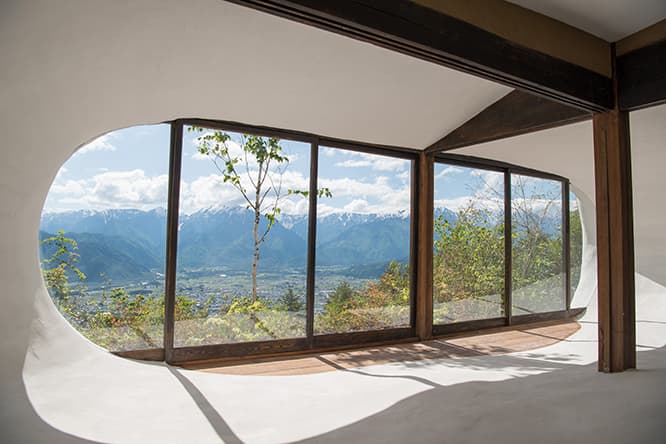 目《信濃大町実景舎》。鷹狩山の山頂にある住宅がクリエイティブチーム「目」のアートに。「景色が物体的に見えた」（目）ことから生まれた。「山が遠い距離にあるはずなのに、目前に迫ってくるようにも感じられる」作品。　photo_Tsuyoshi Hongo
