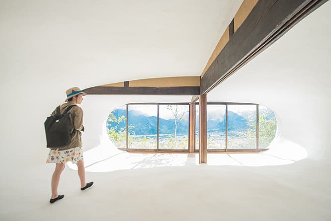 目《信濃大町実景舎》。内部では空間が複雑に絡み合う。座ったり、寝転んだりしてゆっくりと過ごしたい。　photo_Tatsumi Kazuki