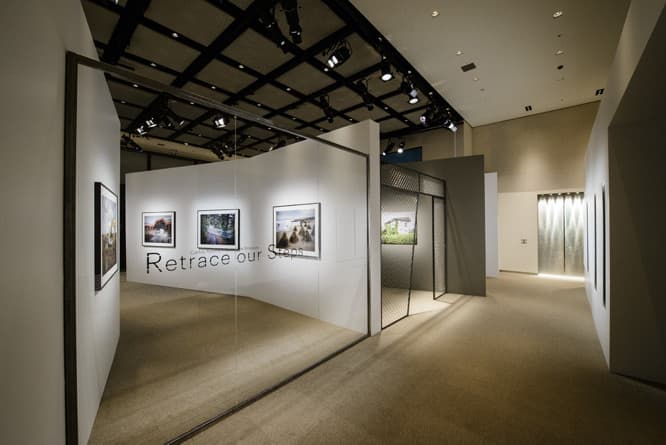 会場の様子。画面中央やや右の、金網でできた”ゲート”から展示スペースに入る。