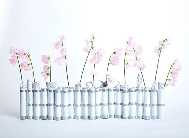 アスティエ・ド・ヴィラッドらしい白い陶器でつくられた四月の花器へのオマージュ作品『Untitled』250,000円。
