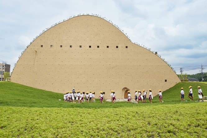 こんもり盛り上がった小山のような〈モザイクタイルミュージアム〉。子供たちの社会見学にも使われている。